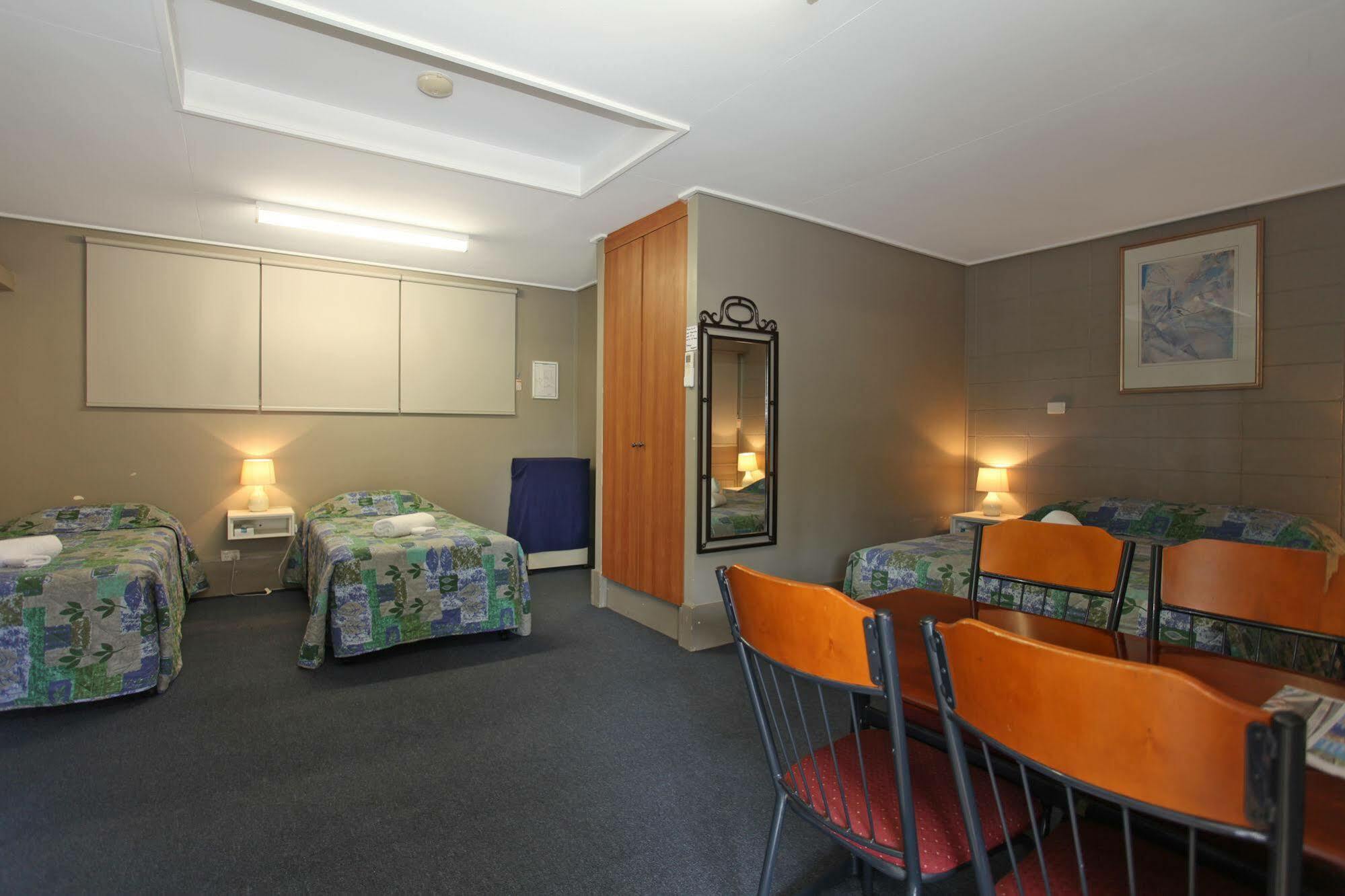 Tandara Hotel Motel Sarina Esterno foto