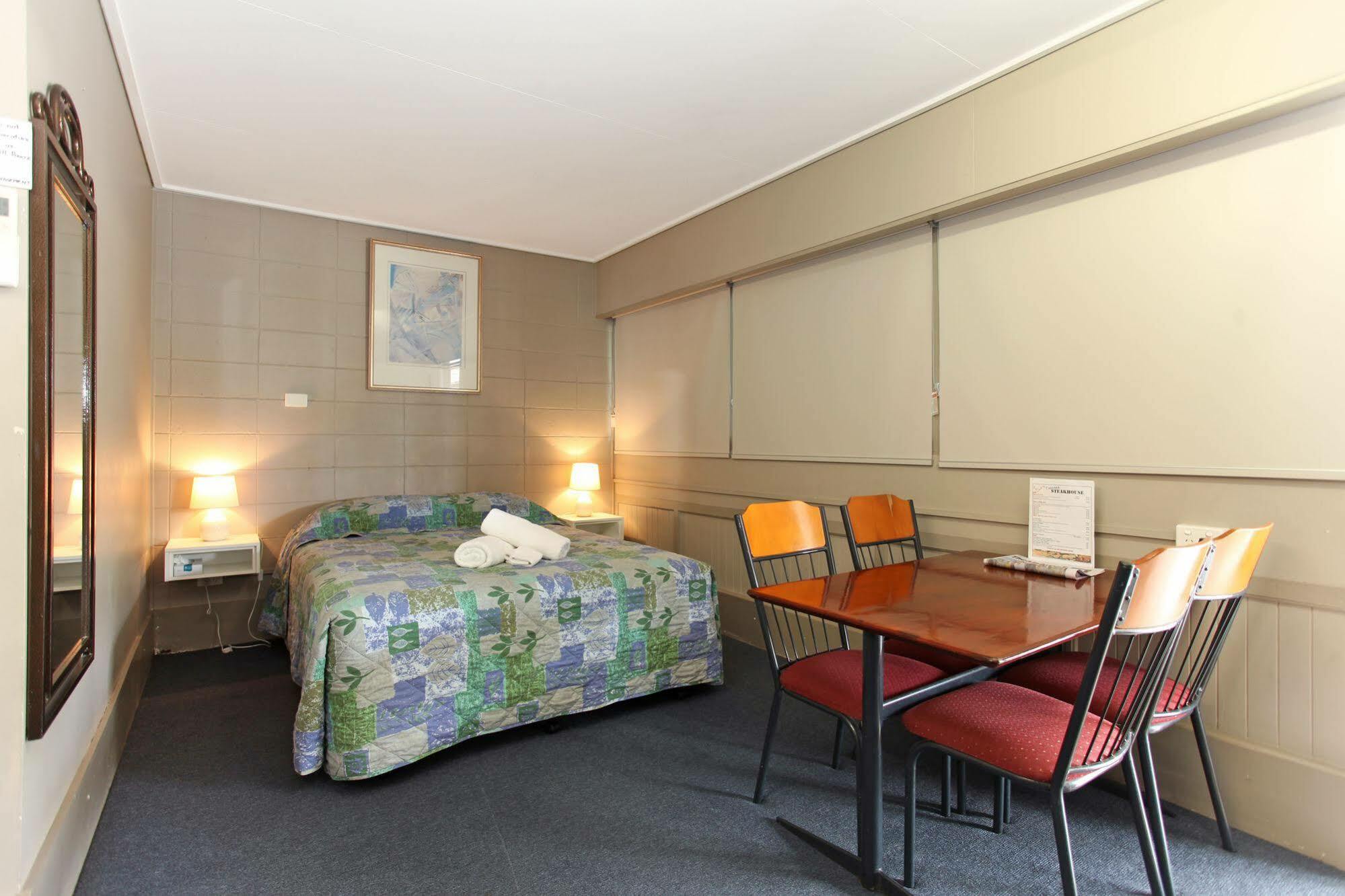 Tandara Hotel Motel Sarina Esterno foto